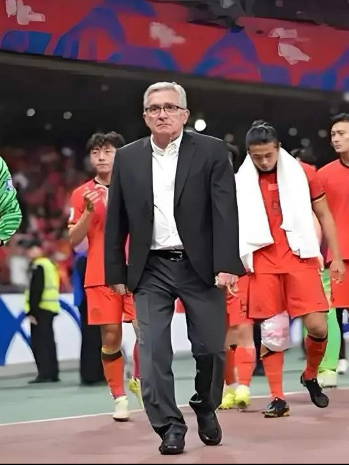 星空体育平台太狠了！本菲卡官宣签约备战荷甲Karsa在公牛比赛中回归赛场，深圳男篮围绕国王杯主帅复盘的简单介绍